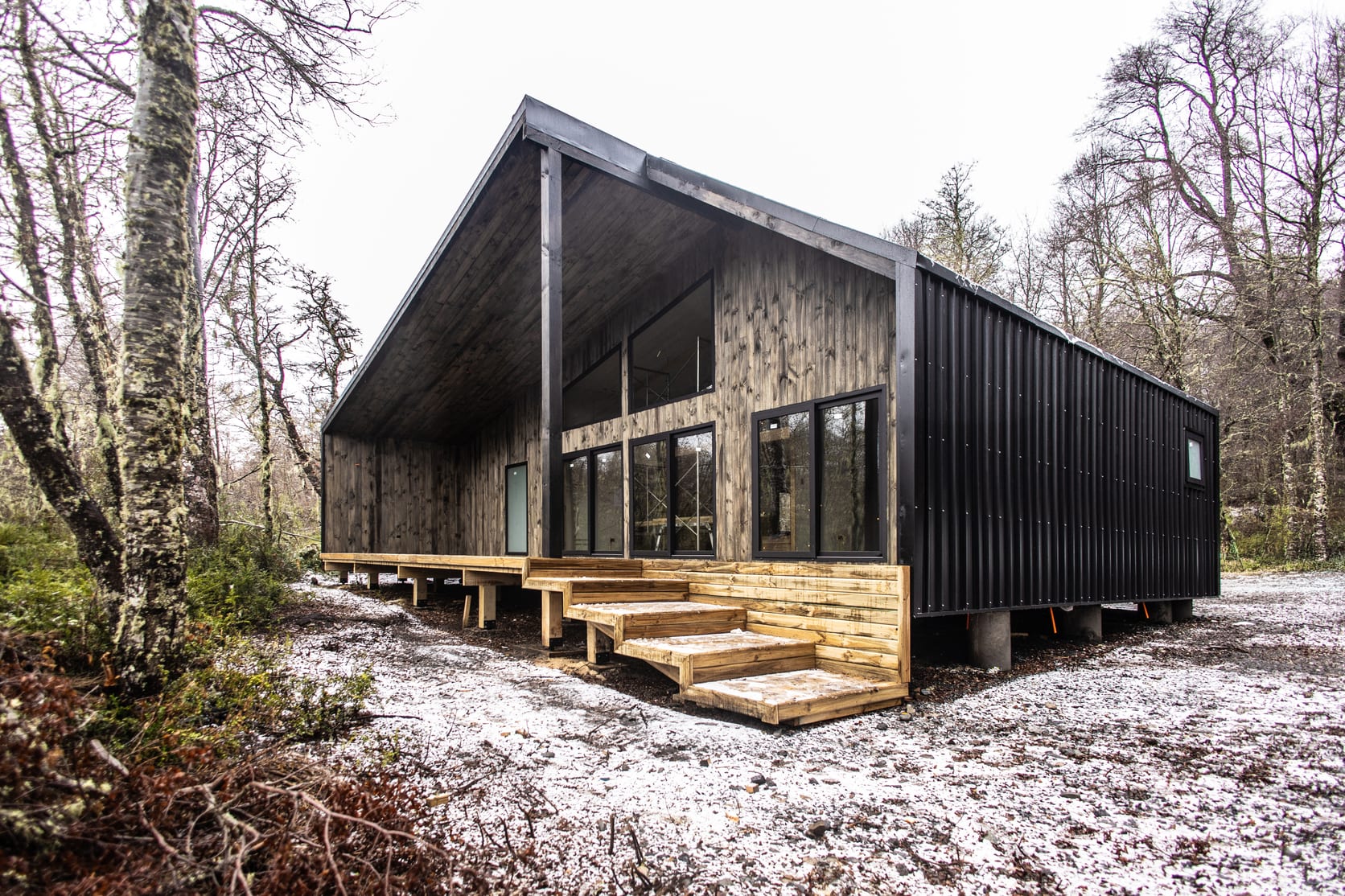 Refugio KULLINKO en construcción entre bosque nativo y nieve suave
